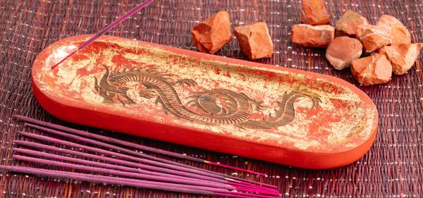 Drache Rot-Goldverzierung - Superbreiter & massiver Räucherstäbchenhalter aus Mangoholz - Berk