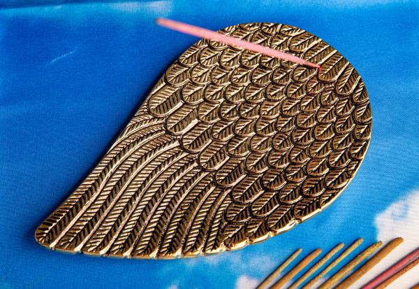 Engelsflügel Gold - Räucherstäbchenhalter aus Metall - Berk