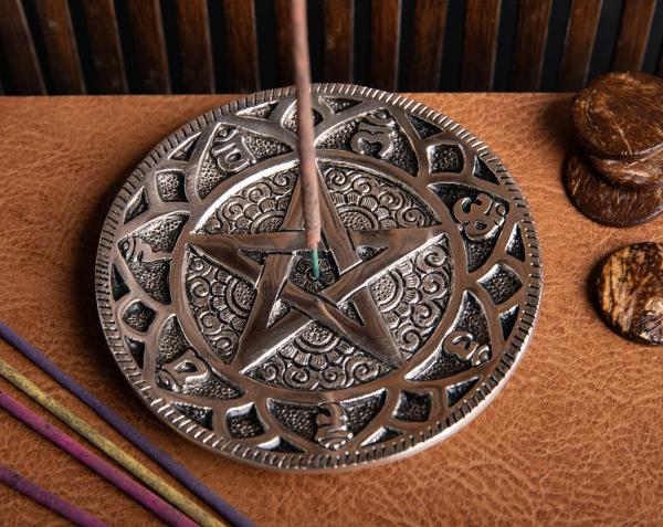 Pentagramm Relief - Räucherstäbchenhalter aus Metall - Berk